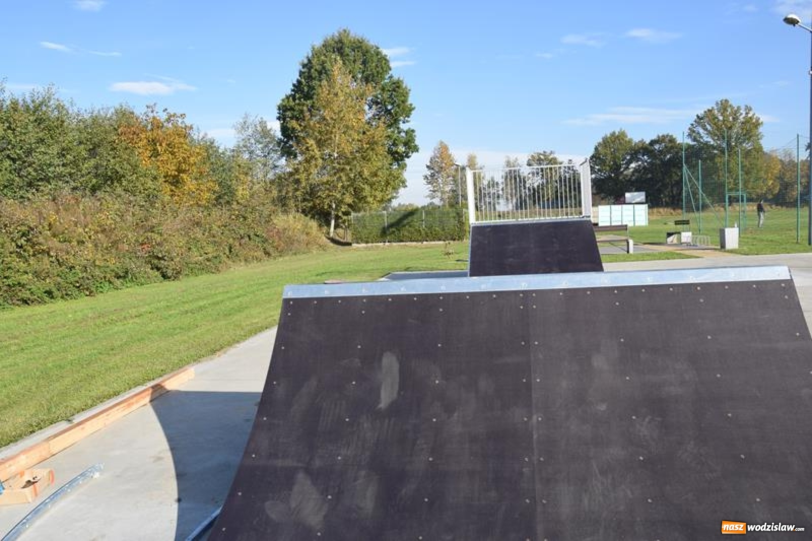 Zdjęcie w galerii na portalu naszwodzislaw.com: Otwarto skatepark, posadzono dęby. Nowości w Gogołowej wiadomości z regionu