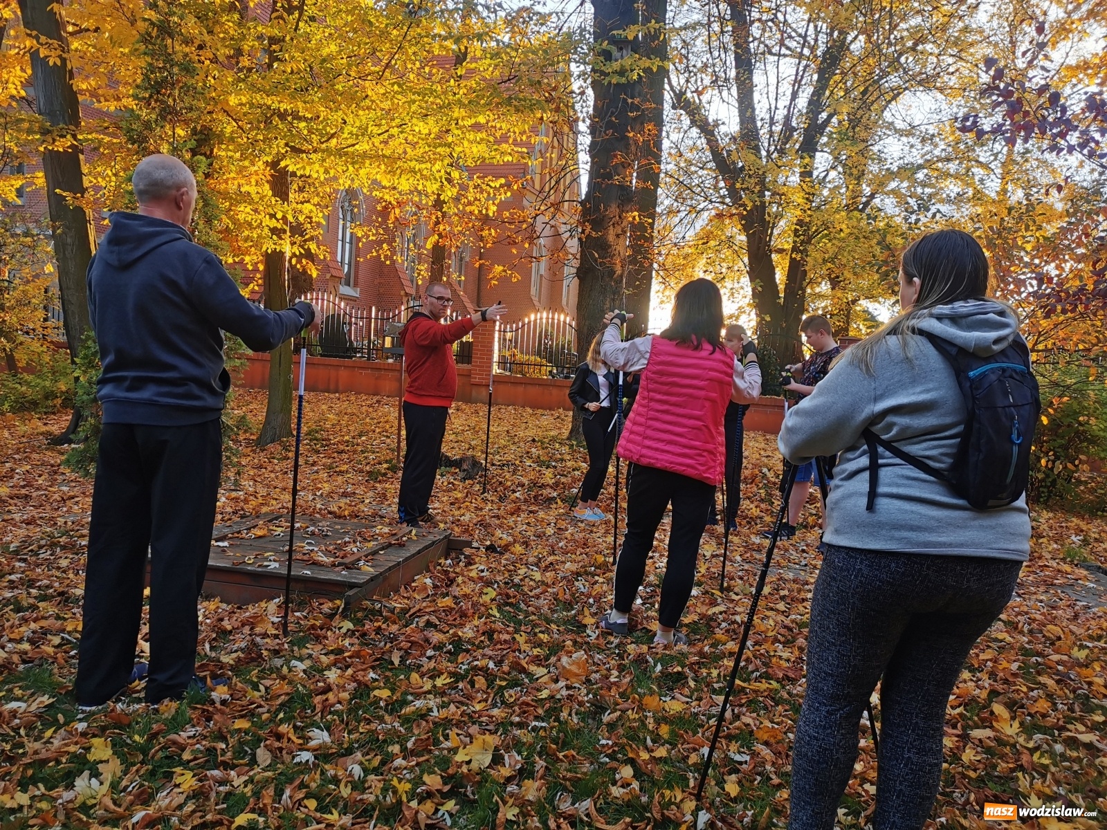 Zdjęcie w galerii na portalu naszwodzislaw.com: Warsztaty Nordic Walking w ramach projektu Oaza aktywności wiadomości z regionu