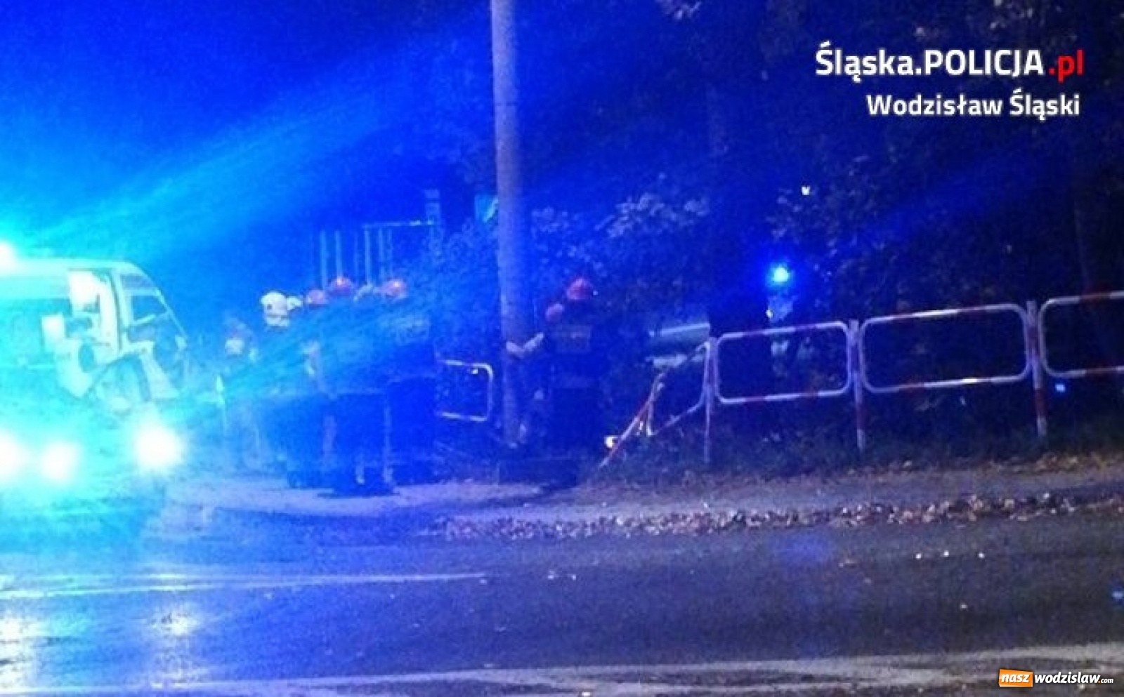 Zdjęcie w galerii na portalu naszwodzislaw.com: Uderzył w barierki, ściął słup i wpadł do rowu. Był pijany! wiadomości z regionu