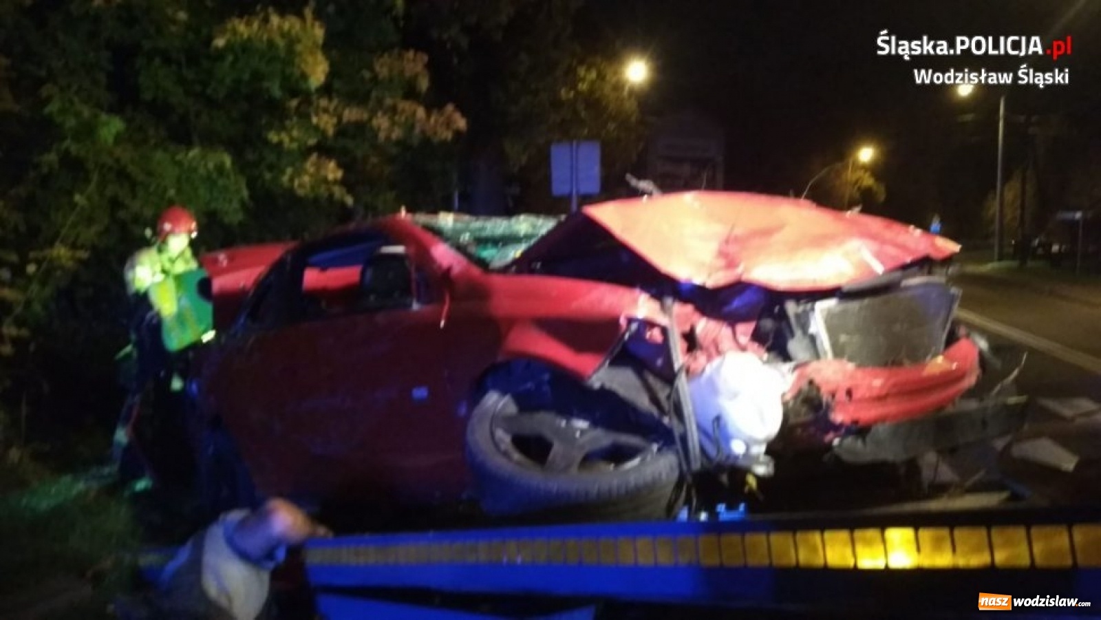 Zdjęcie w galerii na portalu naszwodzislaw.com: Uderzył w barierki, ściął słup i wpadł do rowu. Był pijany! wiadomości z regionu