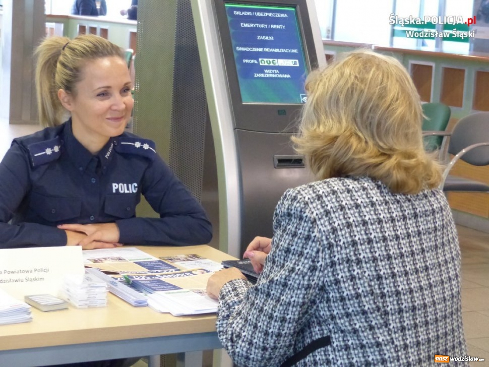 Zdjęcie w galerii na portalu naszwodzislaw.com: Policyjne porady na Dniu Seniora w ZUS wiadomości z regionu