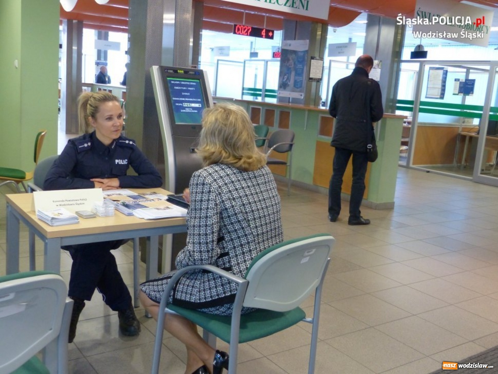 Zdjęcie w galerii na portalu naszwodzislaw.com: Policyjne porady na Dniu Seniora w ZUS wiadomości z regionu