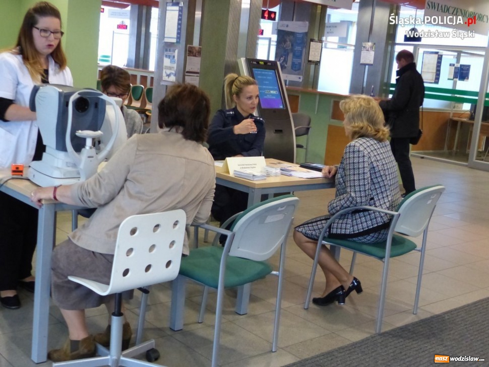 Zdjęcie w galerii na portalu naszwodzislaw.com: Policyjne porady na Dniu Seniora w ZUS wiadomości z regionu