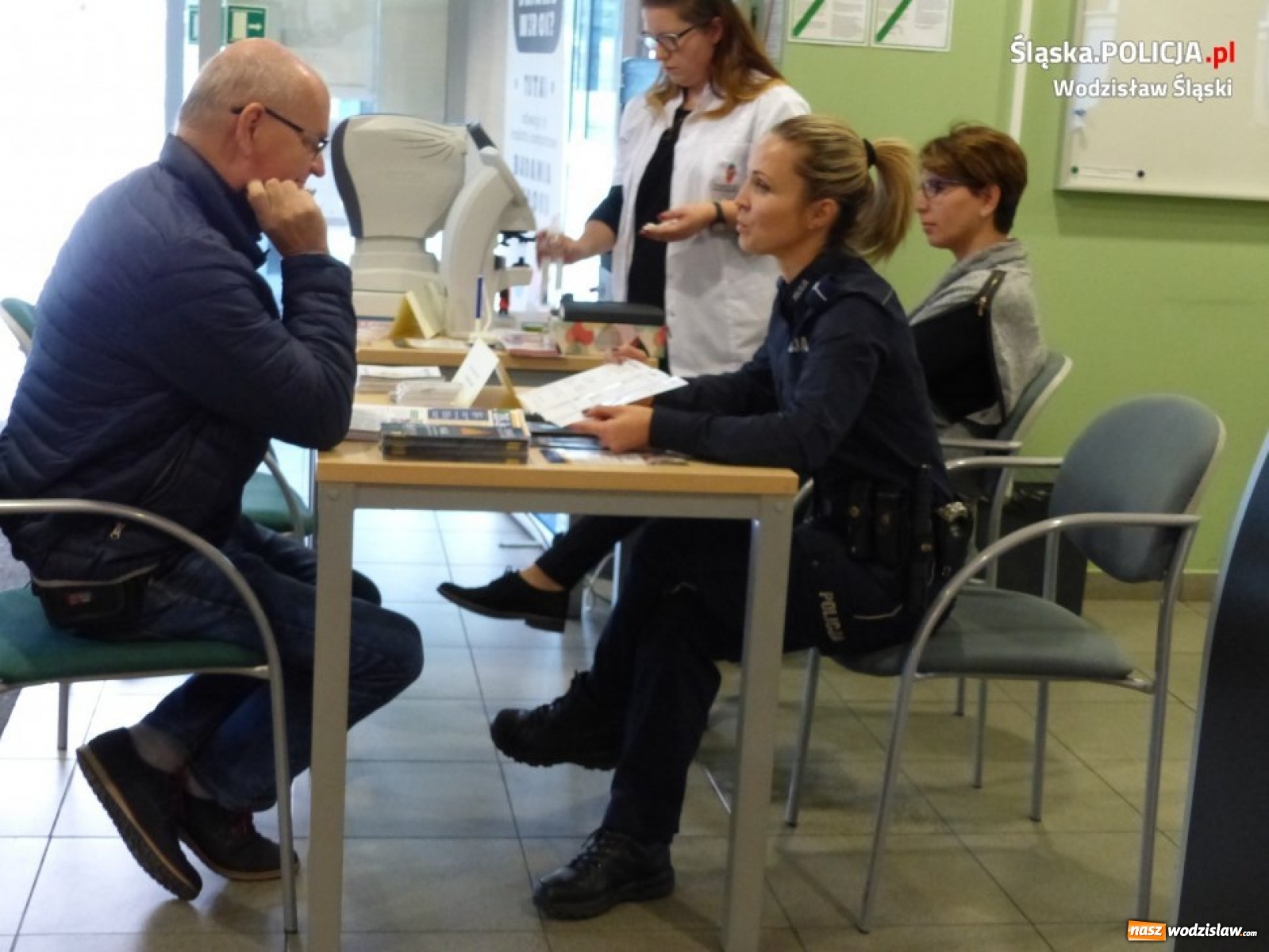 Zdjęcie w galerii na portalu naszwodzislaw.com: Policyjne porady na Dniu Seniora w ZUS wiadomości z regionu