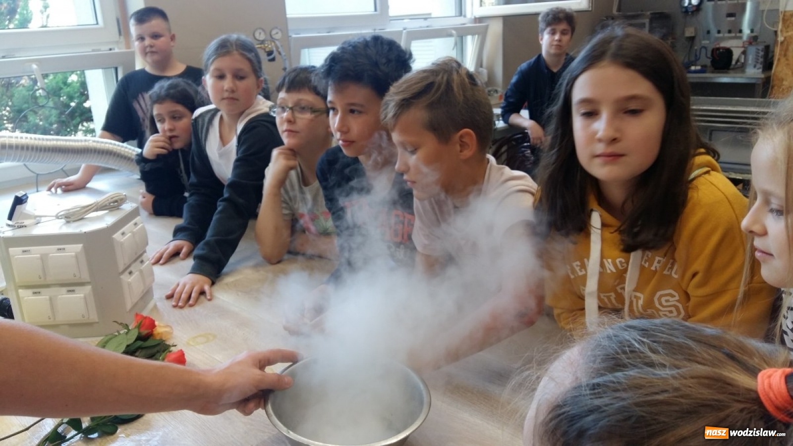 Zdjęcie w galerii na portalu naszwodzislaw.com: Przygoda uczniów SP28 z chemią i fizyką wiadomości z regionu