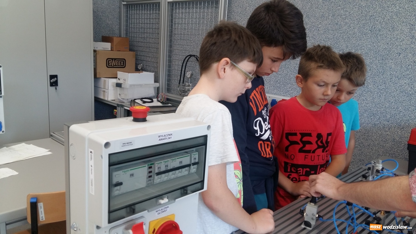 Zdjęcie w galerii na portalu naszwodzislaw.com: Przygoda uczniów SP28 z chemią i fizyką wiadomości z regionu