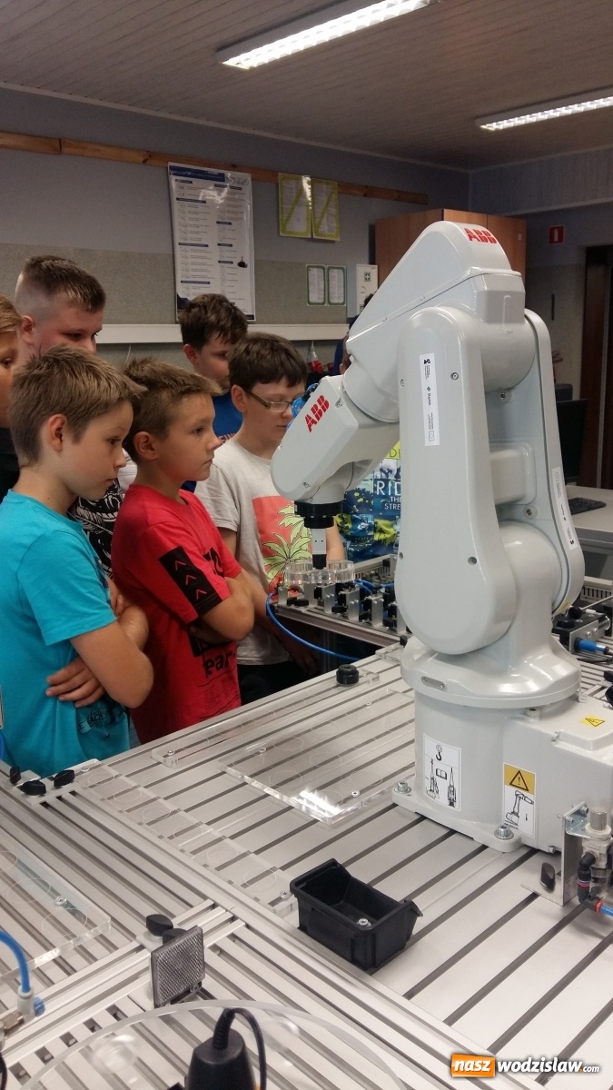 Zdjęcie w galerii na portalu naszwodzislaw.com: Przygoda uczniów SP28 z chemią i fizyką wiadomości z regionu