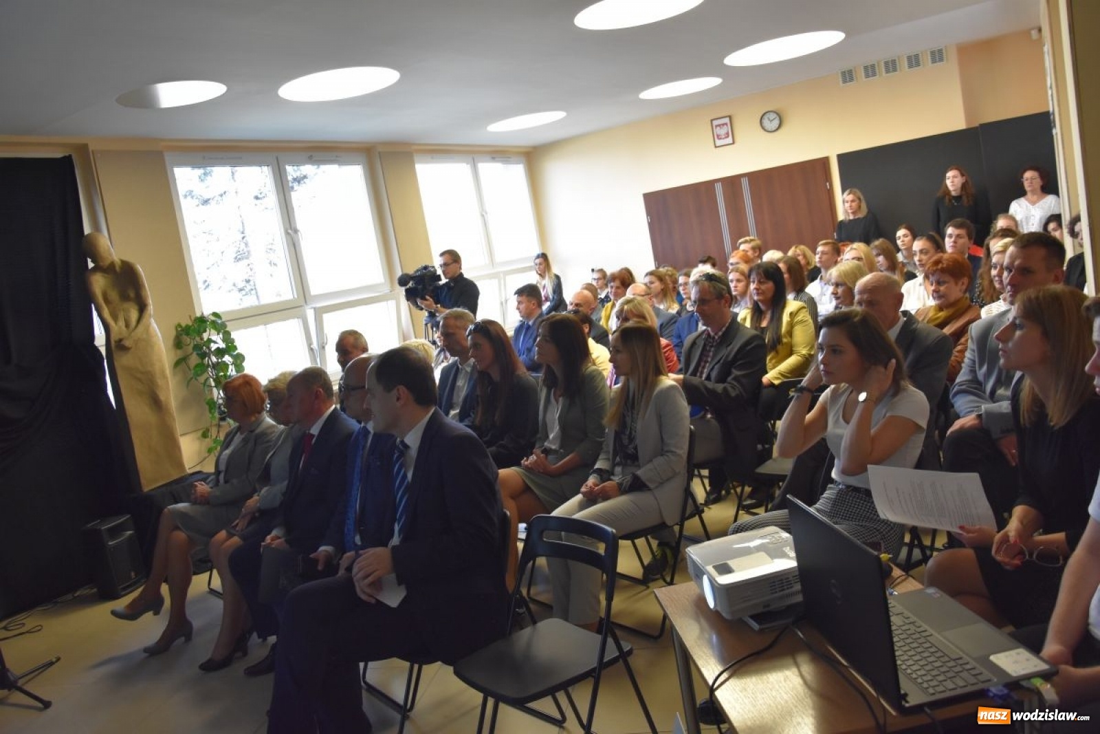 Zdjęcie w galerii na portalu naszwodzislaw.com: Boisko przy Tischnerze oficjalnie otwarte wiadomości z regionu