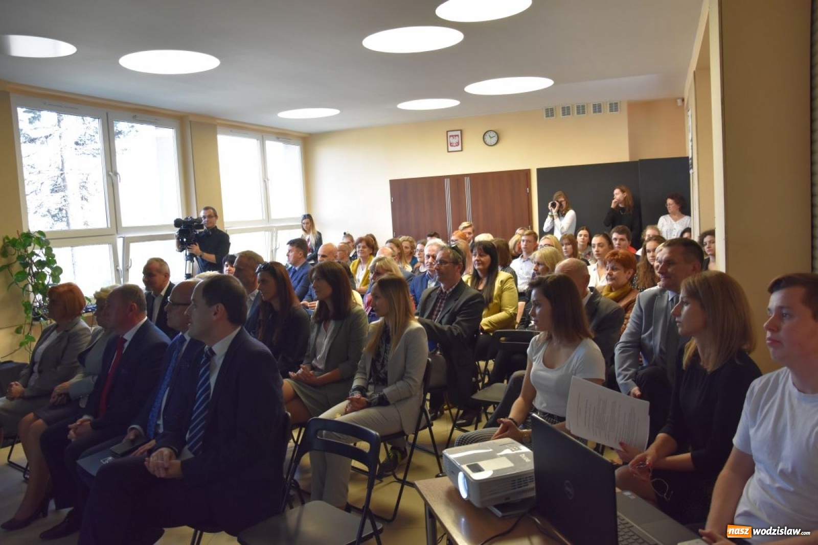 Zdjęcie w galerii na portalu naszwodzislaw.com: Boisko przy Tischnerze oficjalnie otwarte wiadomości z regionu