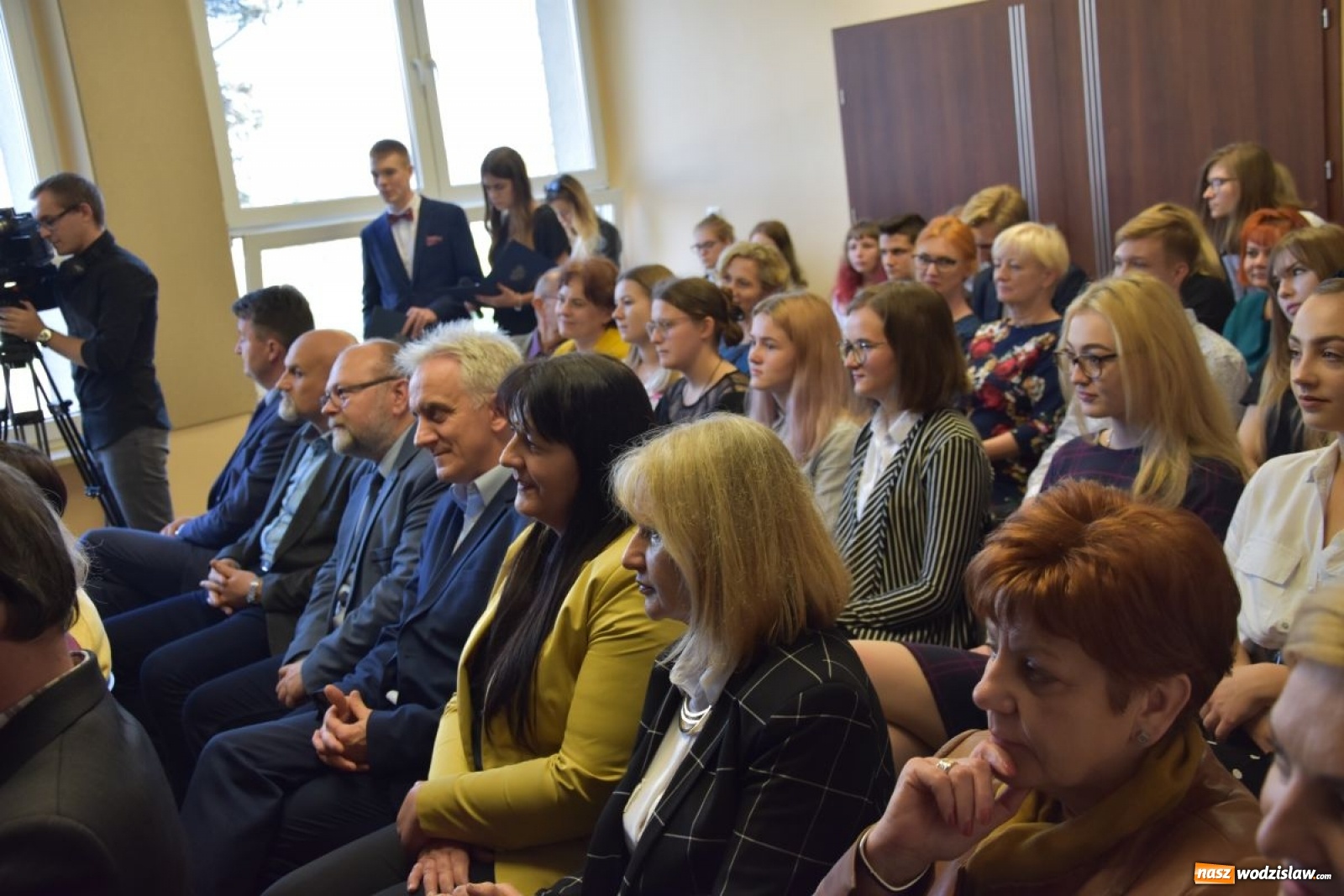Zdjęcie w galerii na portalu naszwodzislaw.com: Boisko przy Tischnerze oficjalnie otwarte wiadomości z regionu