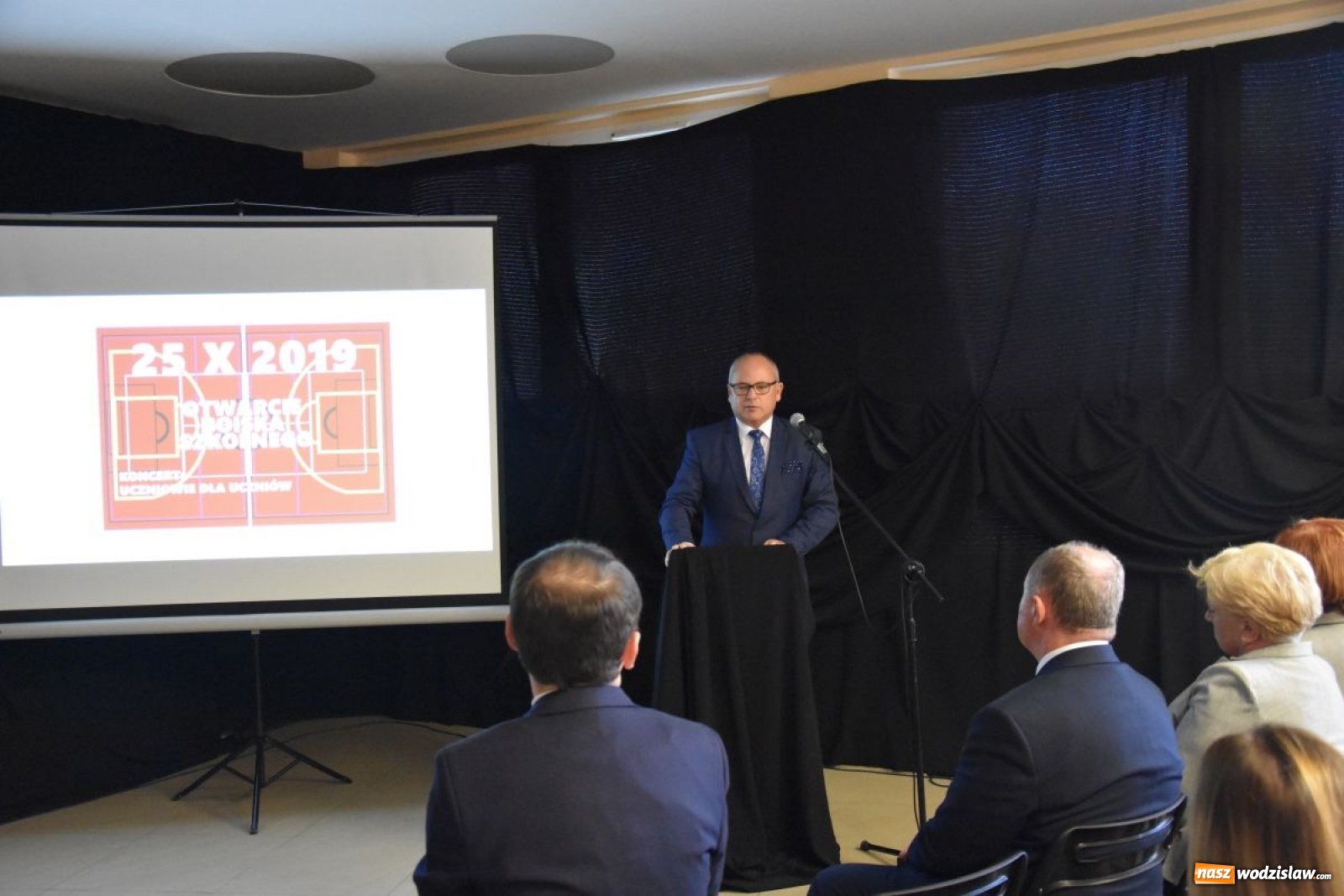 Zdjęcie w galerii na portalu naszwodzislaw.com: Boisko przy Tischnerze oficjalnie otwarte wiadomości z regionu