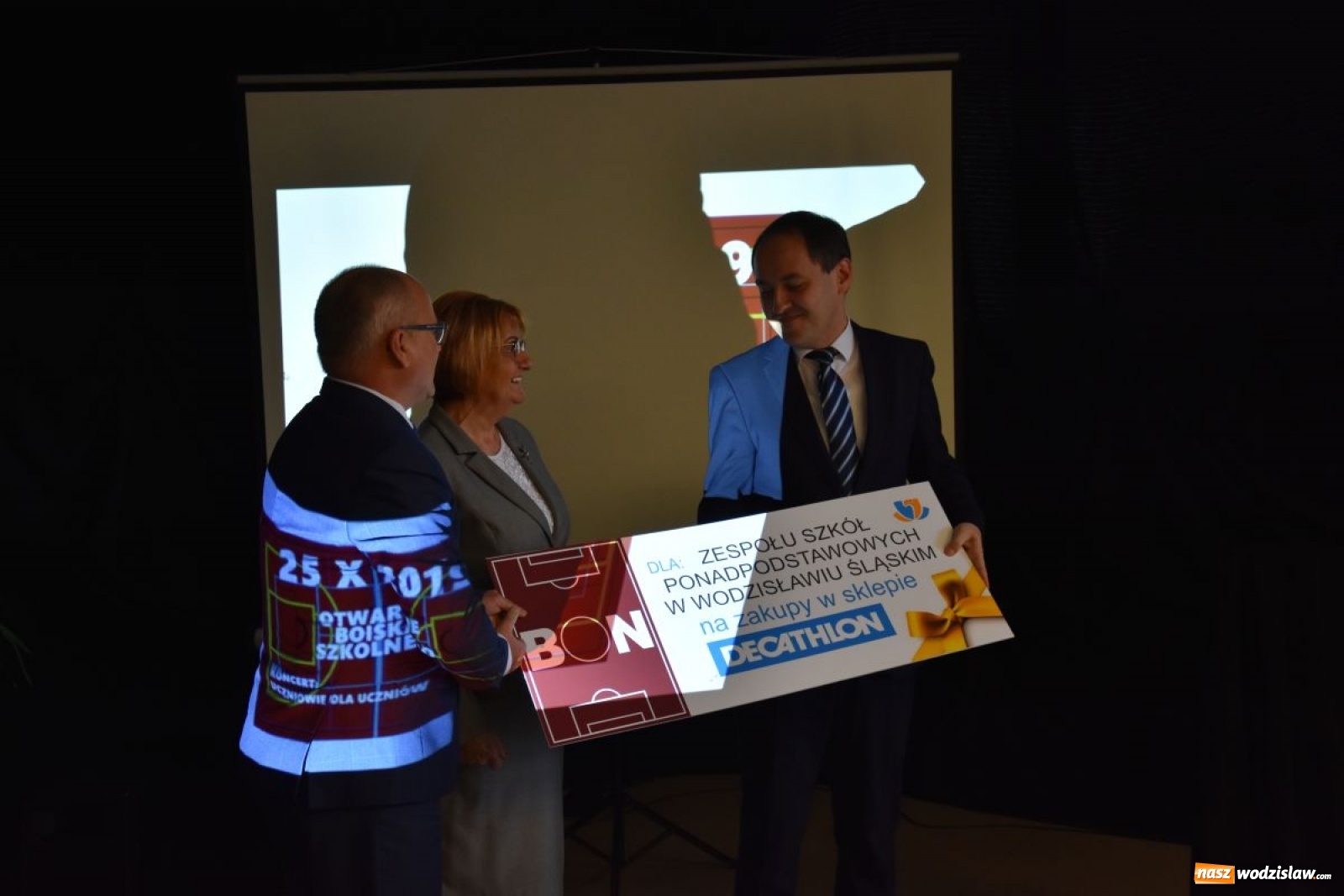 Zdjęcie w galerii na portalu naszwodzislaw.com: Boisko przy Tischnerze oficjalnie otwarte wiadomości z regionu