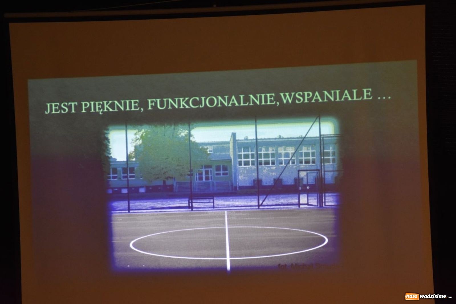 Zdjęcie w galerii na portalu naszwodzislaw.com: Boisko przy Tischnerze oficjalnie otwarte wiadomości z regionu
