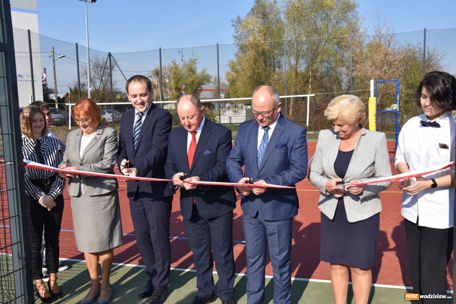 Zdjęcie w galerii na portalu naszwodzislaw.com: Boisko przy Tischnerze oficjalnie otwarte wiadomości z regionu