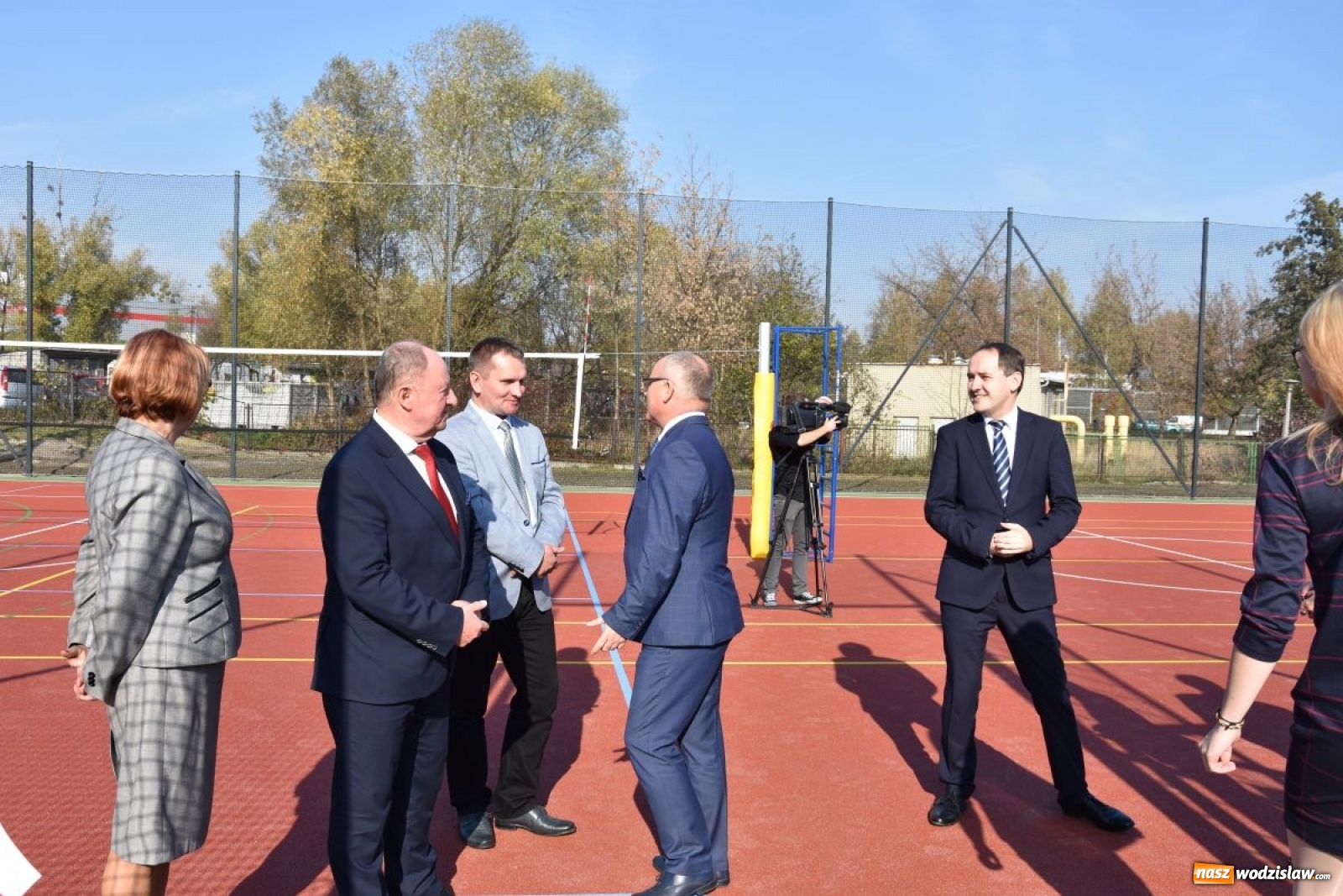Zdjęcie w galerii na portalu naszwodzislaw.com: Boisko przy Tischnerze oficjalnie otwarte wiadomości z regionu