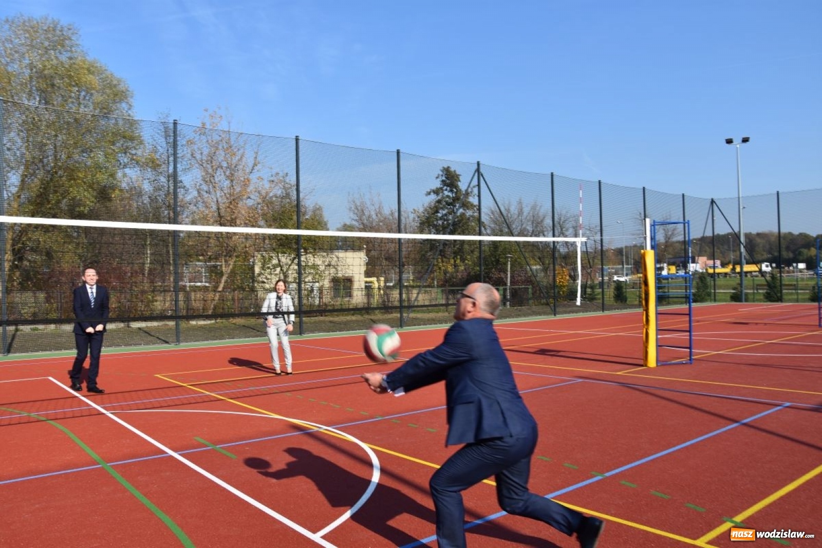 Zdjęcie w galerii na portalu naszwodzislaw.com: Boisko przy Tischnerze oficjalnie otwarte wiadomości z regionu