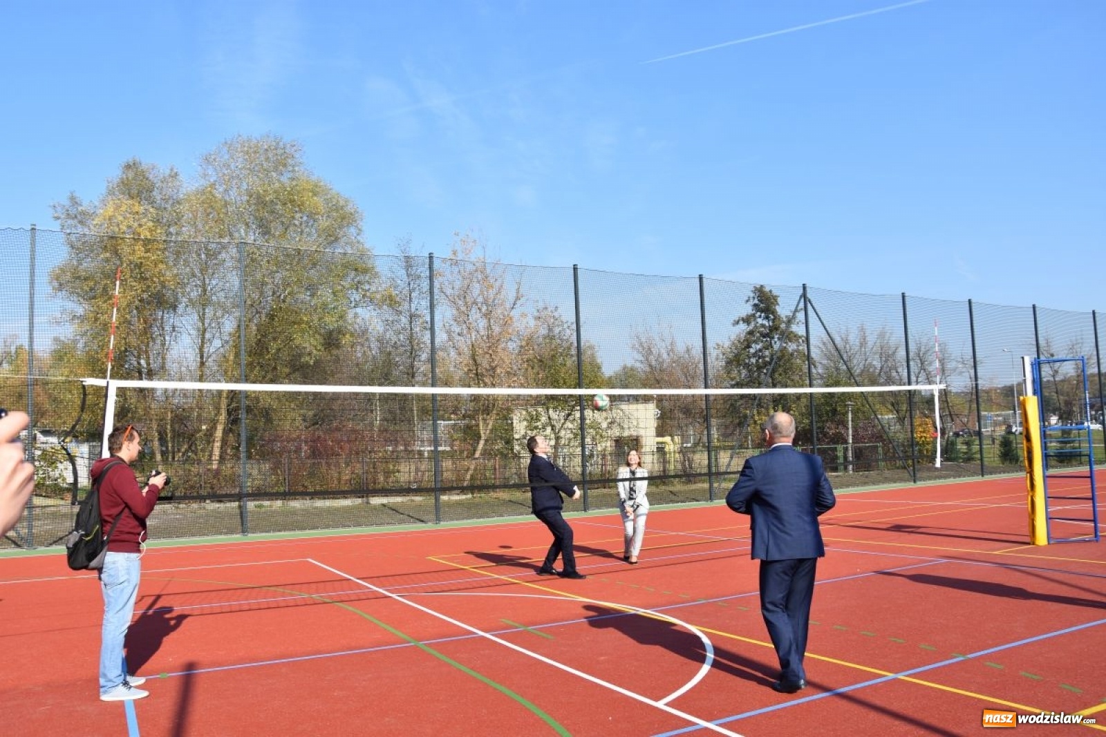 Zdjęcie w galerii na portalu naszwodzislaw.com: Boisko przy Tischnerze oficjalnie otwarte wiadomości z regionu
