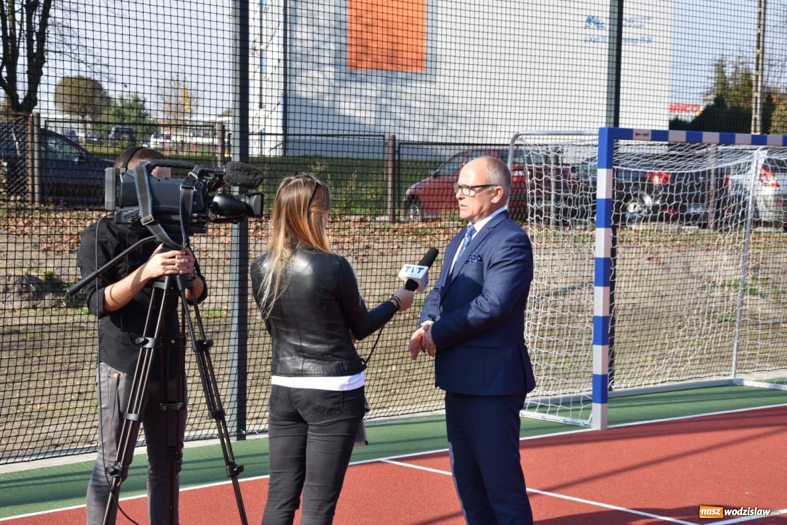 Zdjęcie w galerii na portalu naszwodzislaw.com: Boisko przy Tischnerze oficjalnie otwarte wiadomości z regionu