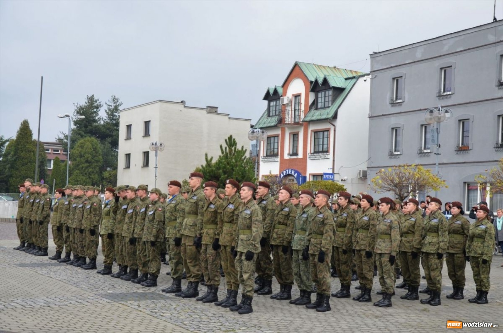 Zdjęcie w galerii na portalu naszwodzislaw.com: Młodzi mundurowi złożyli ślubowanie wiadomości z regionu