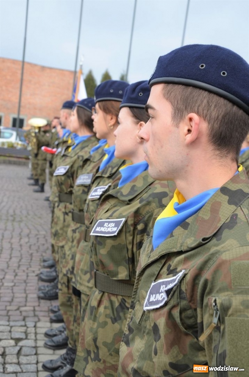 Zdjęcie w galerii na portalu naszwodzislaw.com: Młodzi mundurowi złożyli ślubowanie wiadomości z regionu