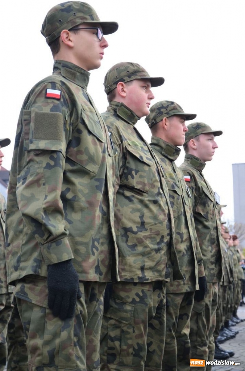 Zdjęcie w galerii na portalu naszwodzislaw.com: Młodzi mundurowi złożyli ślubowanie wiadomości z regionu