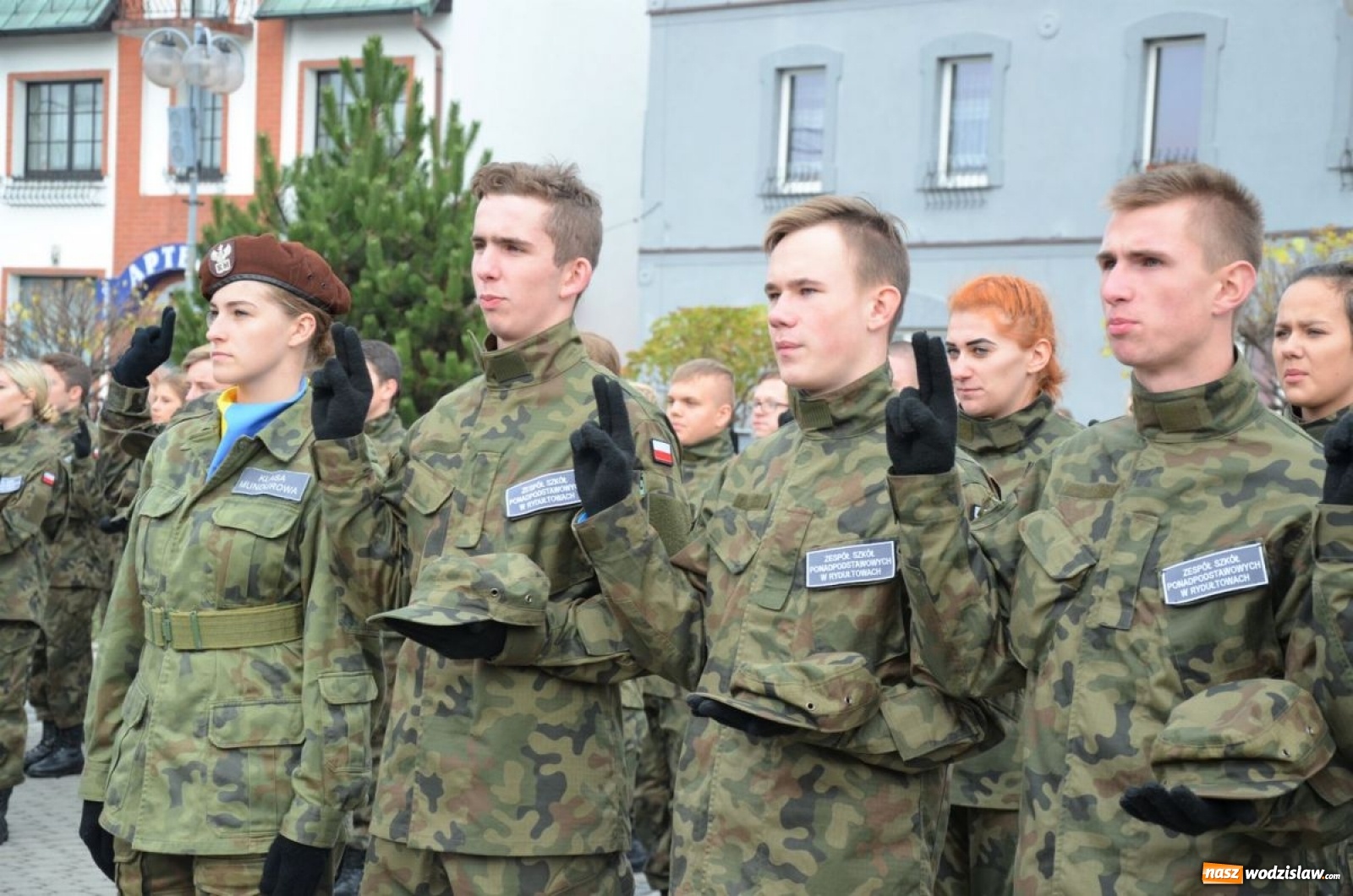 Zdjęcie w galerii na portalu naszwodzislaw.com: Młodzi mundurowi złożyli ślubowanie wiadomości z regionu