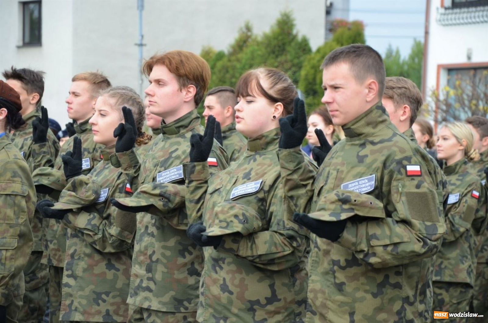 Zdjęcie w galerii na portalu naszwodzislaw.com: Młodzi mundurowi złożyli ślubowanie wiadomości z regionu