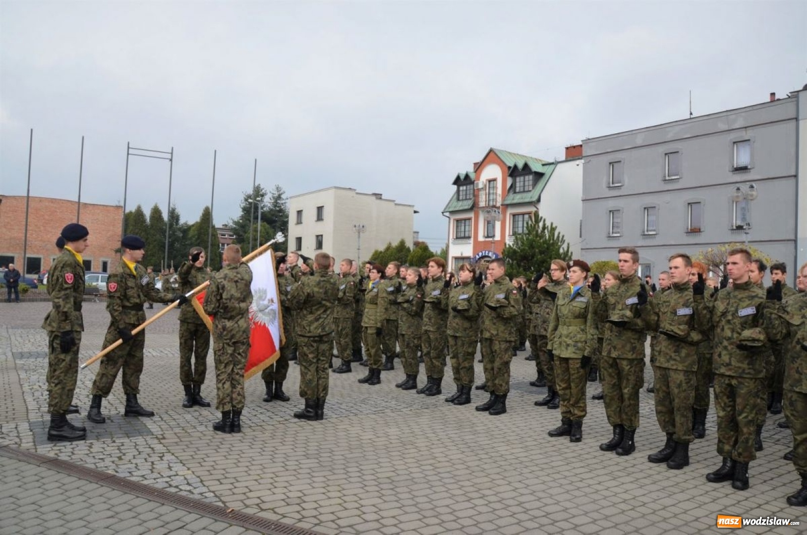 Zdjęcie w galerii na portalu naszwodzislaw.com: Młodzi mundurowi złożyli ślubowanie wiadomości z regionu