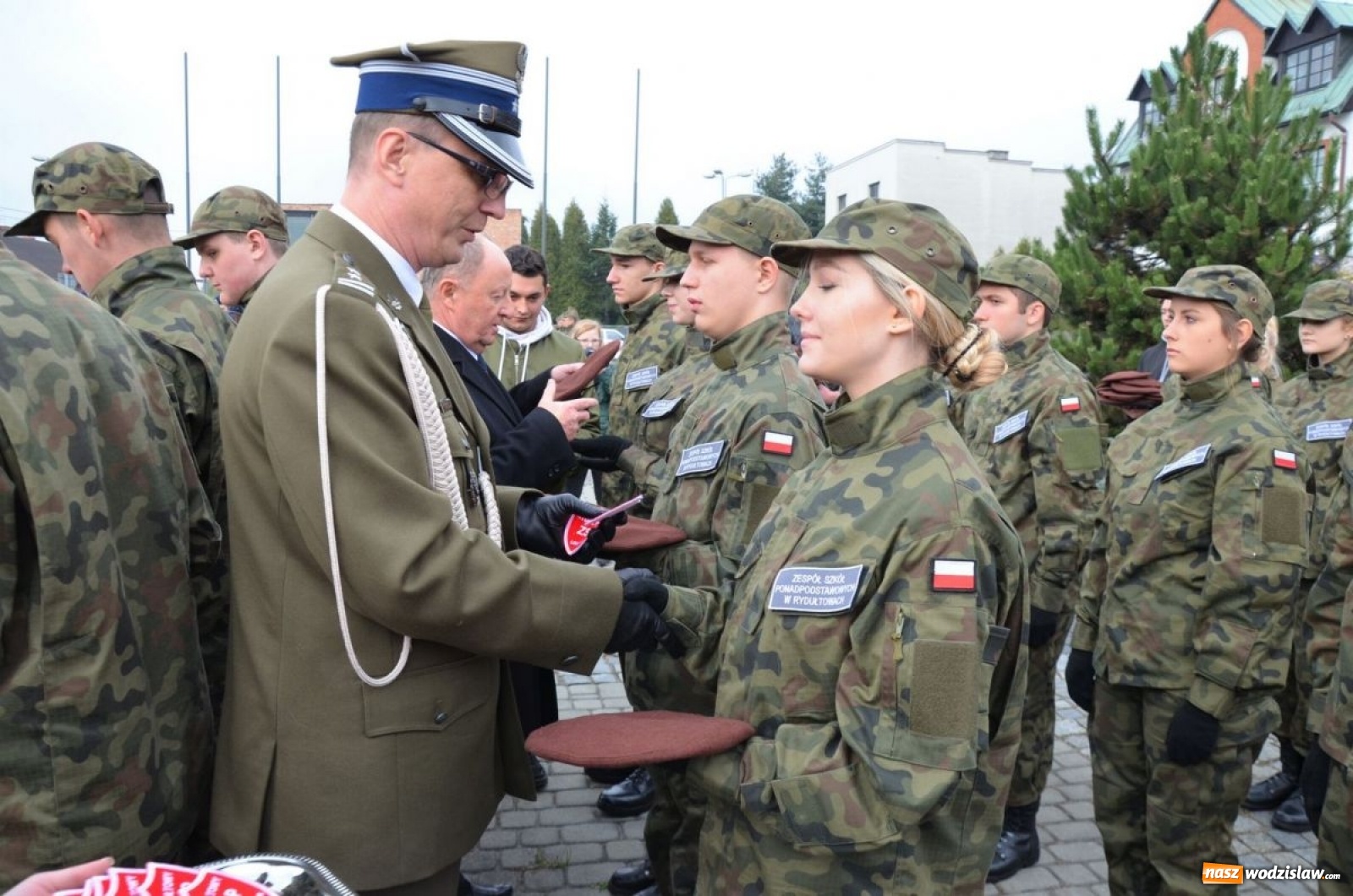 Zdjęcie w galerii na portalu naszwodzislaw.com: Młodzi mundurowi złożyli ślubowanie wiadomości z regionu