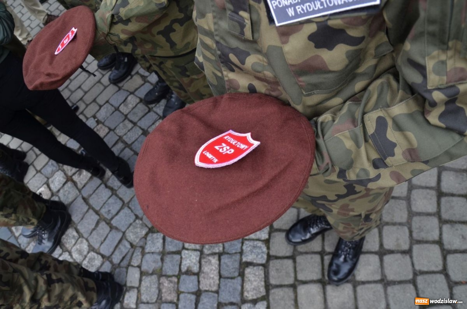 Zdjęcie w galerii na portalu naszwodzislaw.com: Młodzi mundurowi złożyli ślubowanie wiadomości z regionu