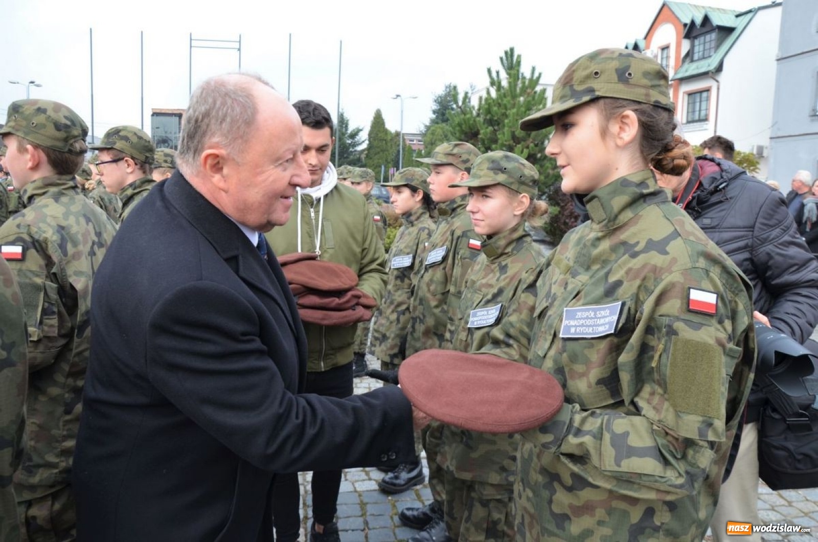 Zdjęcie w galerii na portalu naszwodzislaw.com: Młodzi mundurowi złożyli ślubowanie wiadomości z regionu