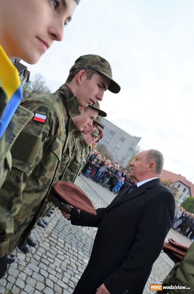 Zdjęcie w galerii na portalu naszwodzislaw.com: Młodzi mundurowi złożyli ślubowanie wiadomości z regionu