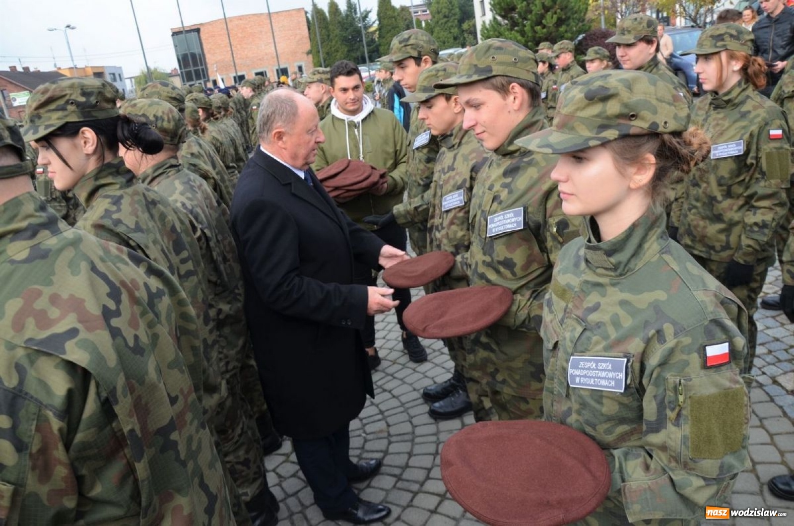 Zdjęcie w galerii na portalu naszwodzislaw.com: Młodzi mundurowi złożyli ślubowanie wiadomości z regionu