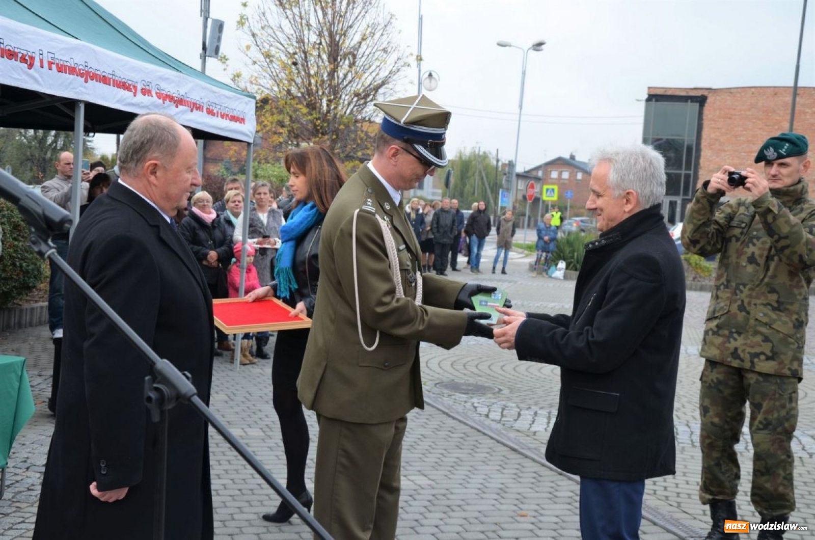 Zdjęcie w galerii na portalu naszwodzislaw.com: Młodzi mundurowi złożyli ślubowanie wiadomości z regionu