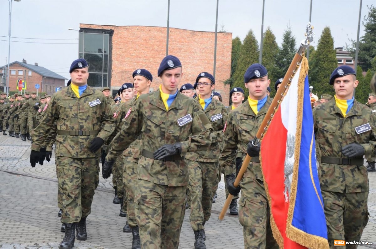 Zdjęcie w galerii na portalu naszwodzislaw.com: Młodzi mundurowi złożyli ślubowanie wiadomości z regionu