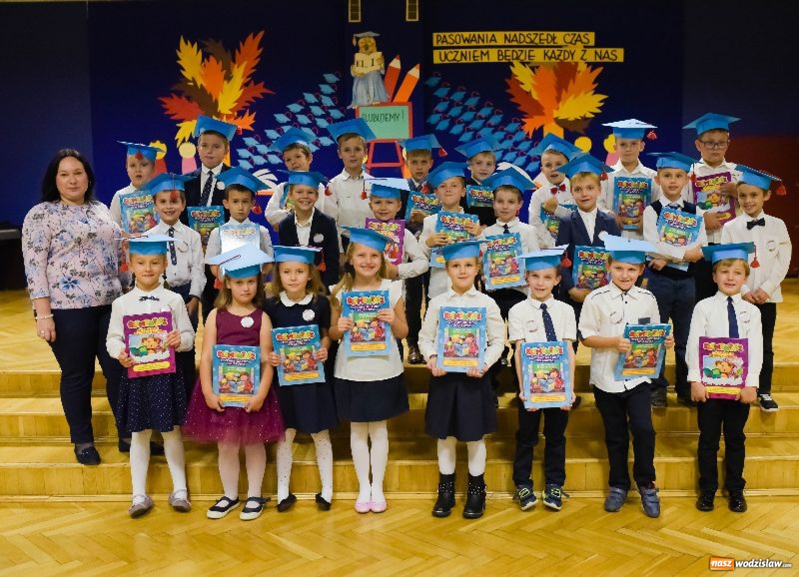 Zdjęcie w galerii na portalu naszwodzislaw.com: Pasowanie na ucznia w wodzisławskiej SP1 wiadomości z regionu
