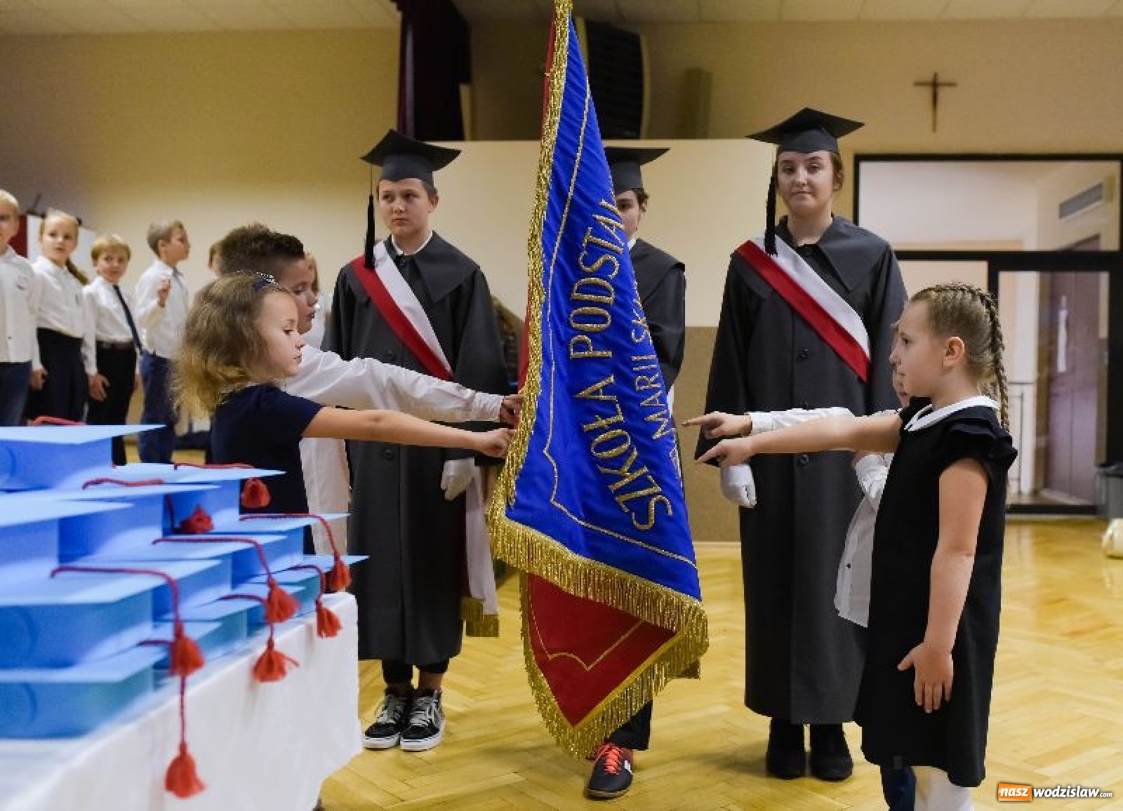 Zdjęcie w galerii na portalu naszwodzislaw.com: Pasowanie na ucznia w wodzisławskiej SP1 wiadomości z regionu