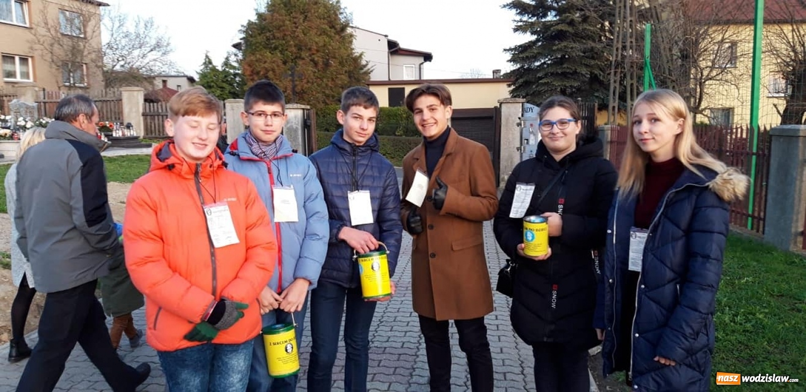 Zdjęcie w galerii na portalu naszwodzislaw.com: ZSP3 w kweście na rzecz Fundacji Wspólnota Dobrej Woli wiadomości z regionu