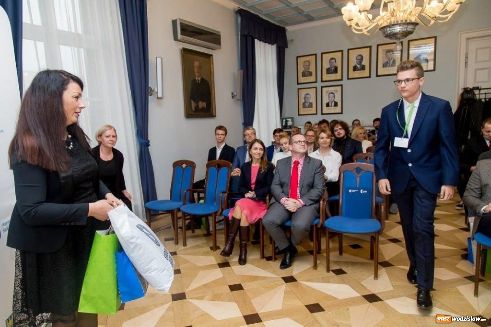 Zdjęcie w galerii na portalu naszwodzislaw.com: Przyznano nagrody i stypendia dla młodzieży powiatowych szkół wiadomości z regionu