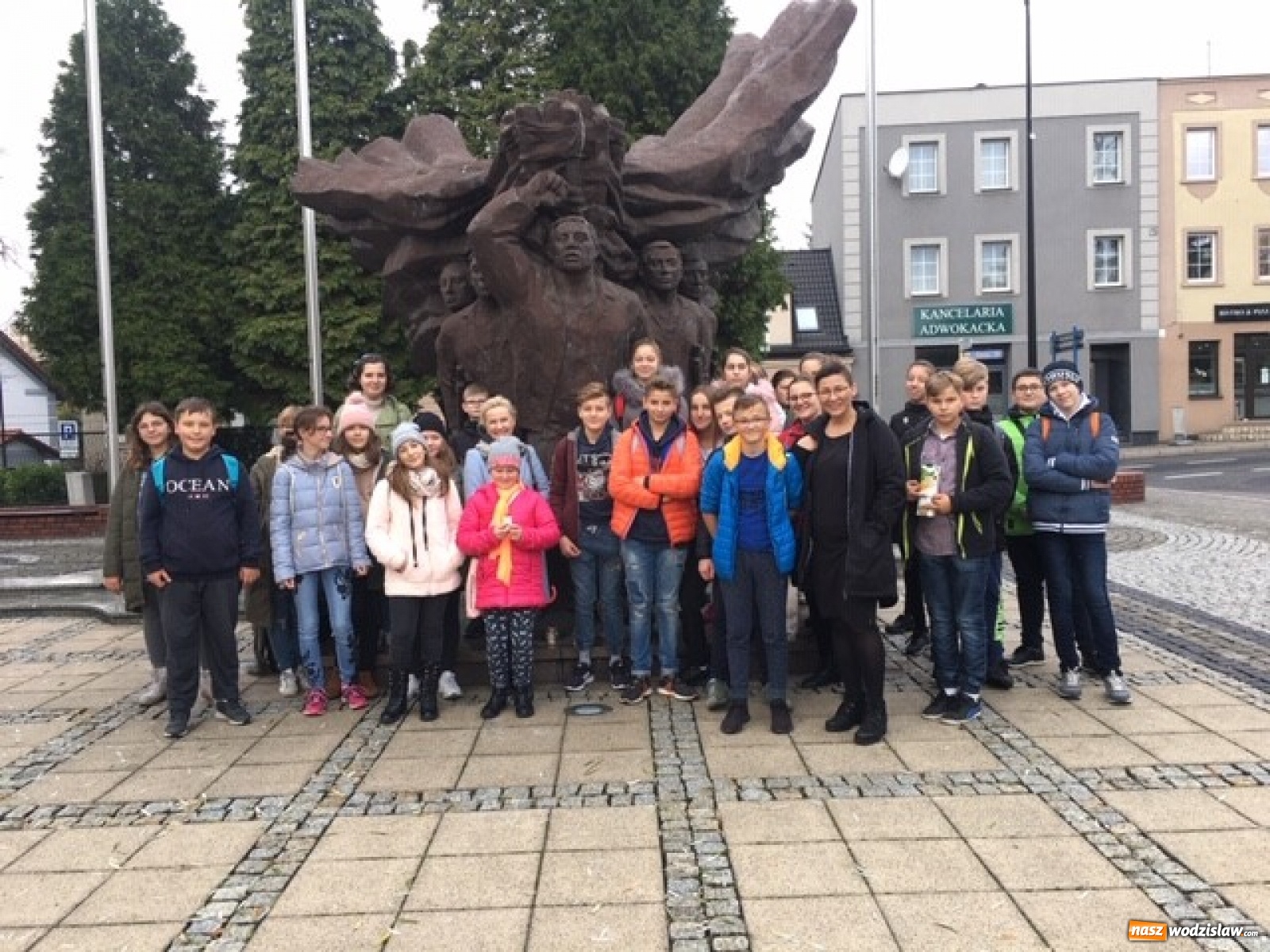 Zdjęcie w galerii na portalu naszwodzislaw.com: Uczniowie SP4 spotkali się z historią i kulturą wiadomości z regionu