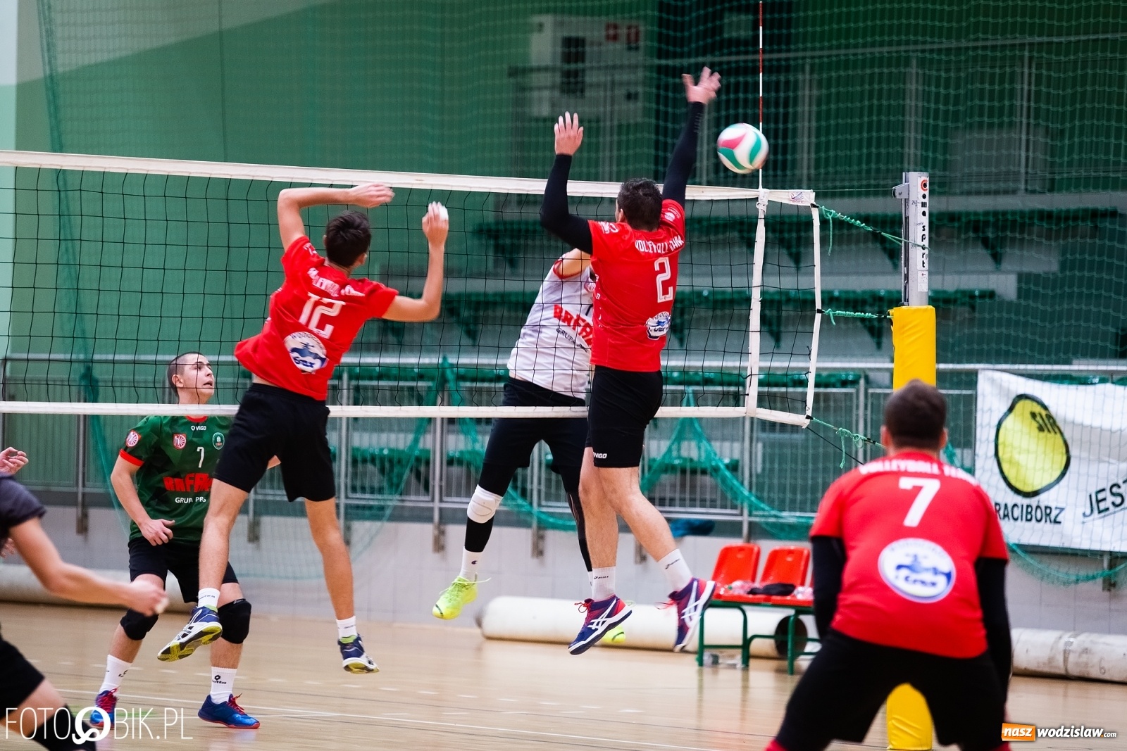 Zdjęcie w galerii na portalu naszwodzislaw.com: Siatkarski rollercoaster w Arenie Rafako. Raciborzanie górą! [FOTO i WIDEO] wiadomości z regionu