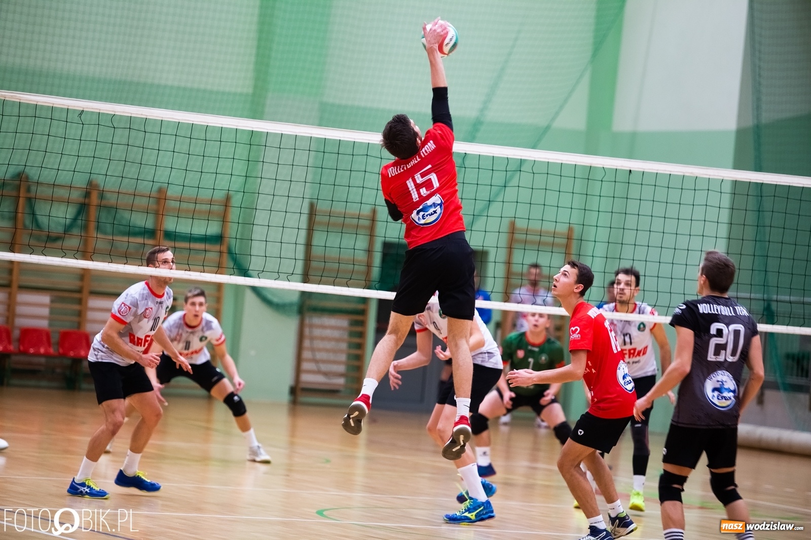 Zdjęcie w galerii na portalu naszwodzislaw.com: Siatkarski rollercoaster w Arenie Rafako. Raciborzanie górą! [FOTO i WIDEO] wiadomości z regionu