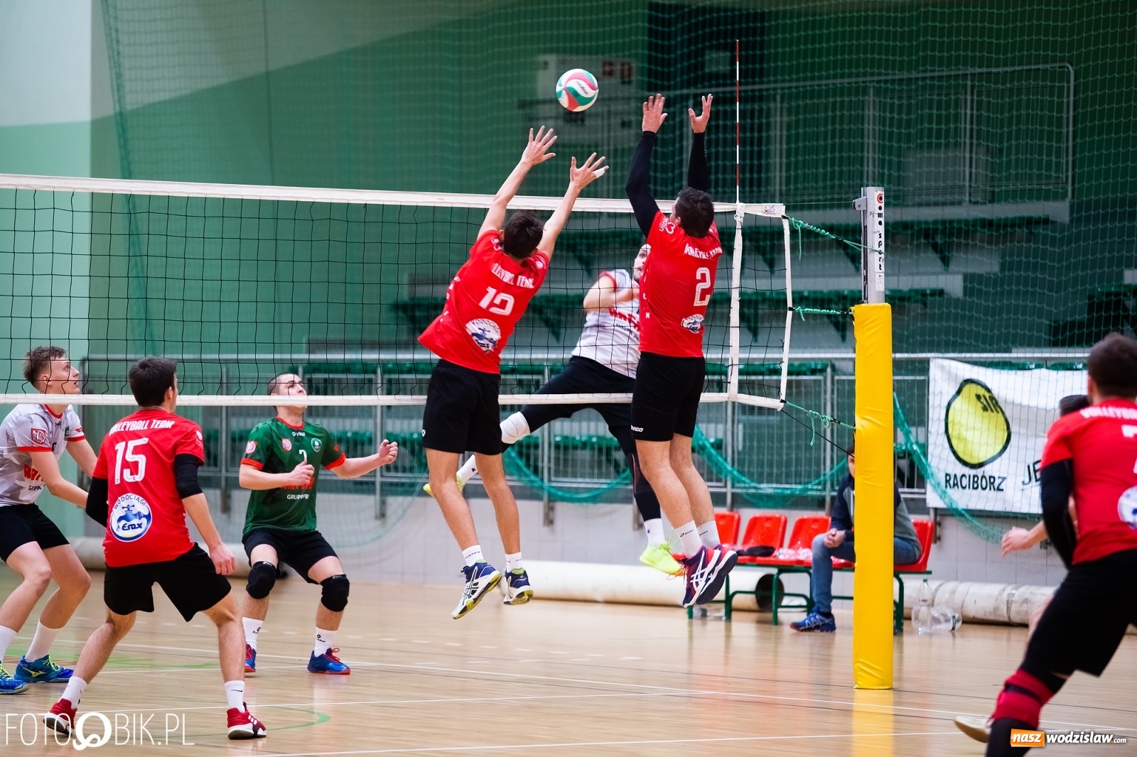 Zdjęcie w galerii na portalu naszwodzislaw.com: Siatkarski rollercoaster w Arenie Rafako. Raciborzanie górą! [FOTO i WIDEO] wiadomości z regionu