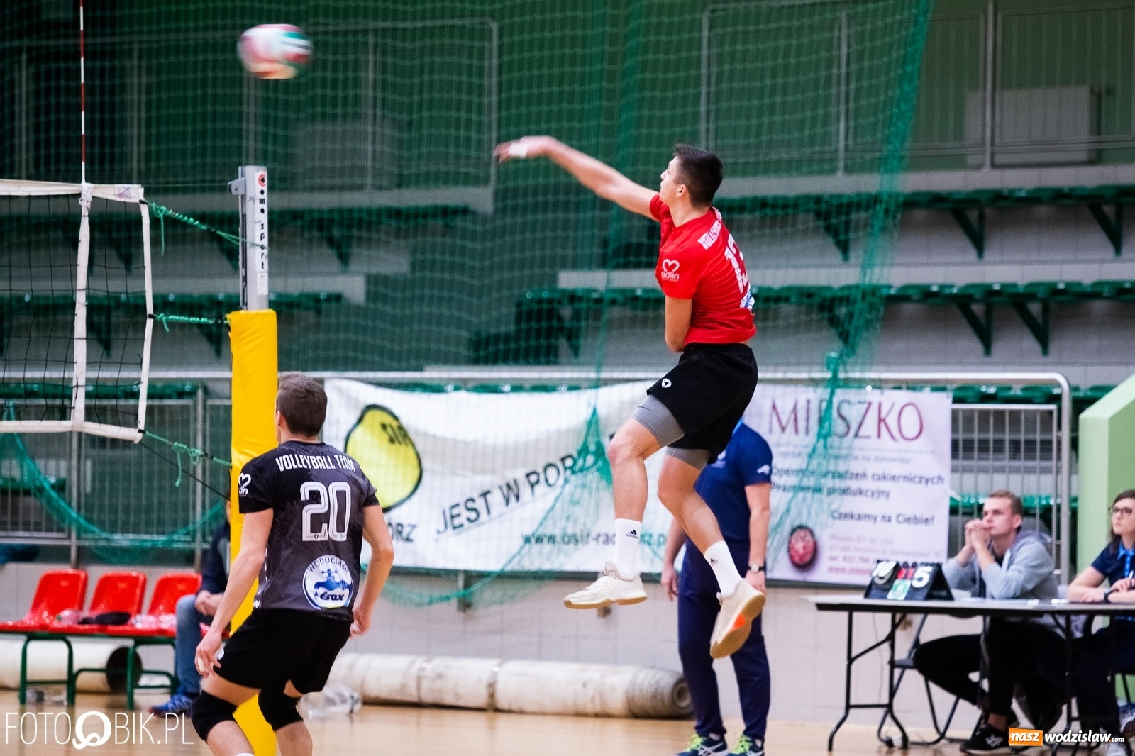 Zdjęcie w galerii na portalu naszwodzislaw.com: Siatkarski rollercoaster w Arenie Rafako. Raciborzanie górą! [FOTO i WIDEO] wiadomości z regionu