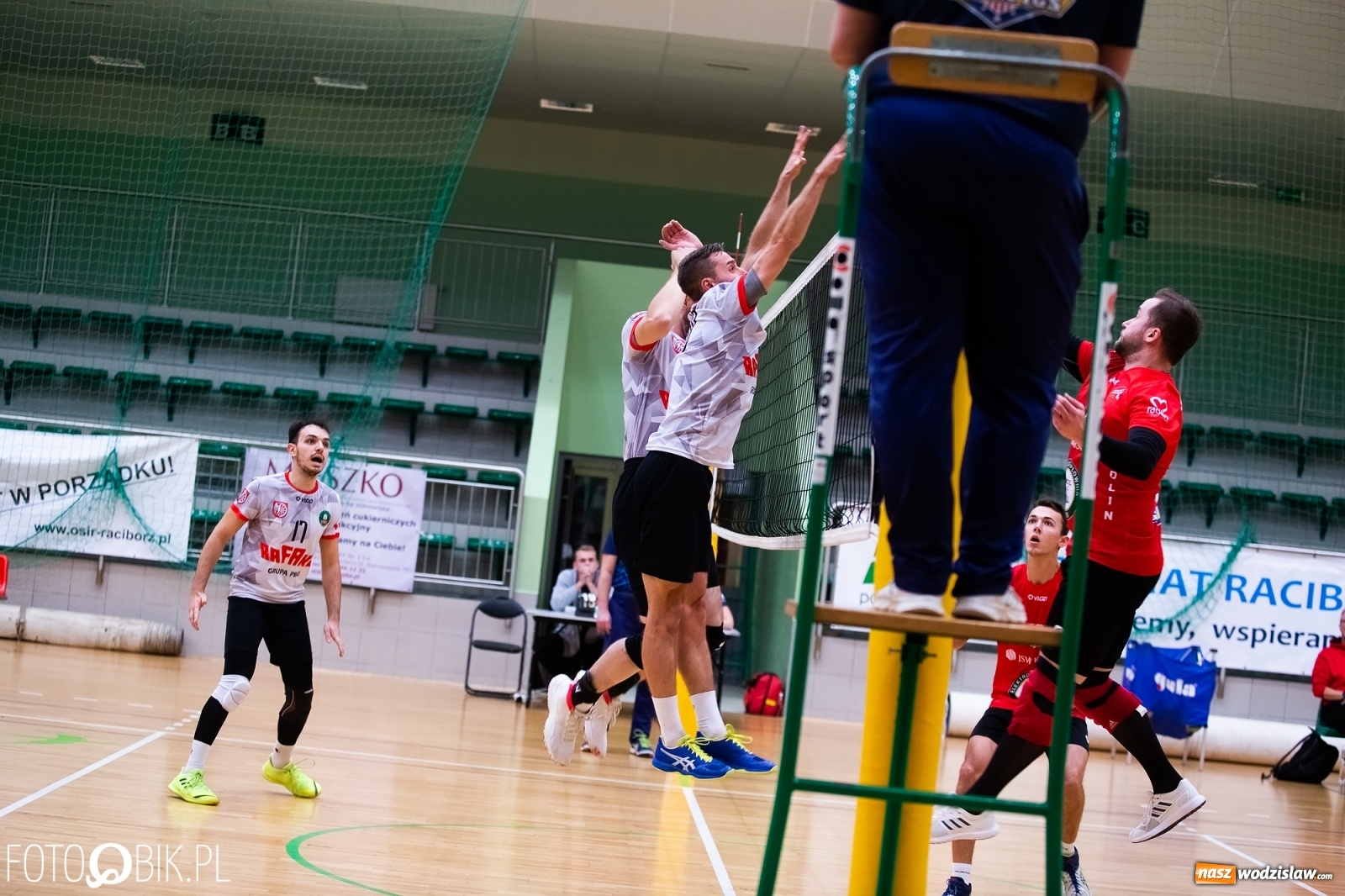 Zdjęcie w galerii na portalu naszwodzislaw.com: Siatkarski rollercoaster w Arenie Rafako. Raciborzanie górą! [FOTO i WIDEO] wiadomości z regionu