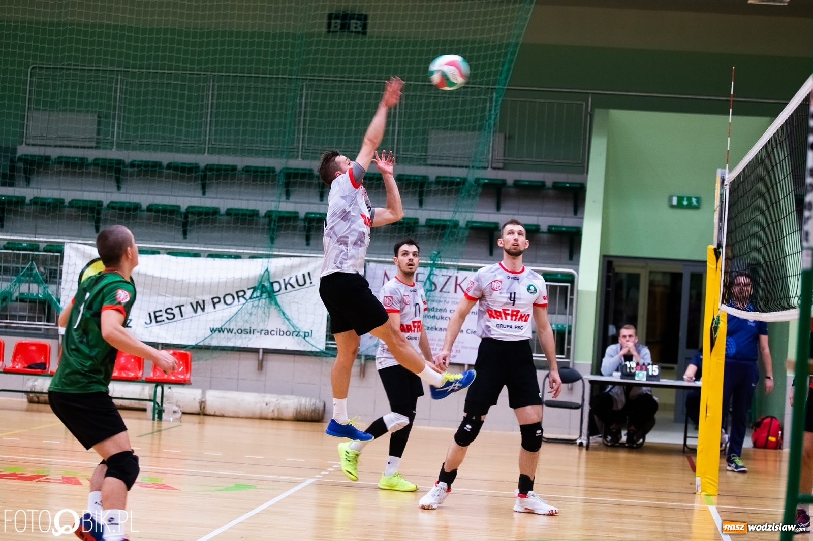 Zdjęcie w galerii na portalu naszwodzislaw.com: Siatkarski rollercoaster w Arenie Rafako. Raciborzanie górą! [FOTO i WIDEO] wiadomości z regionu