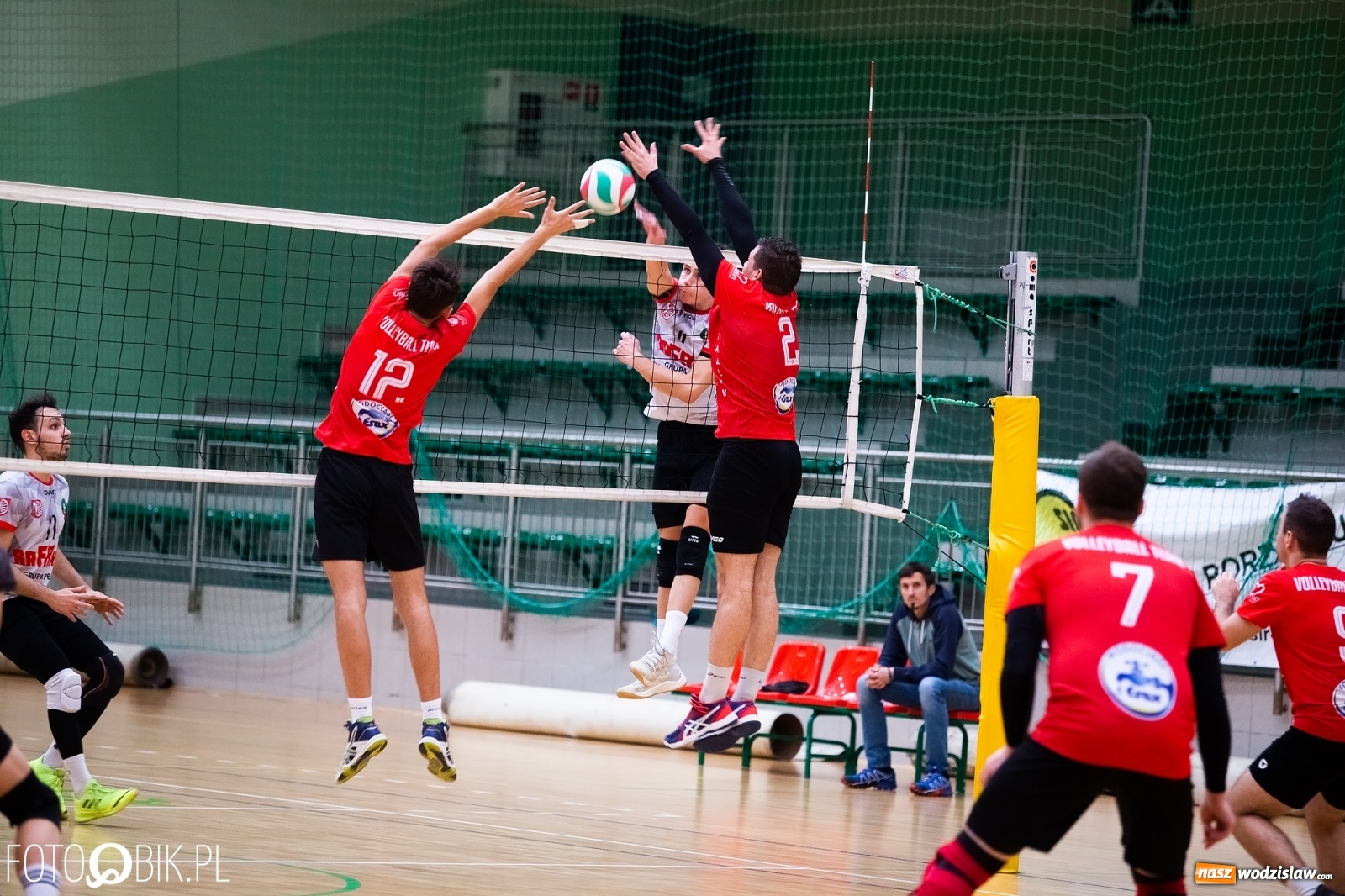 Zdjęcie w galerii na portalu naszwodzislaw.com: Siatkarski rollercoaster w Arenie Rafako. Raciborzanie górą! [FOTO i WIDEO] wiadomości z regionu