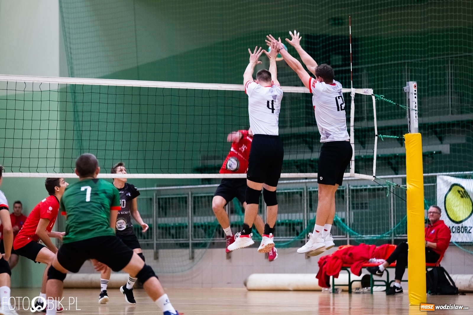 Zdjęcie w galerii na portalu naszwodzislaw.com: Siatkarski rollercoaster w Arenie Rafako. Raciborzanie górą! [FOTO i WIDEO] wiadomości z regionu