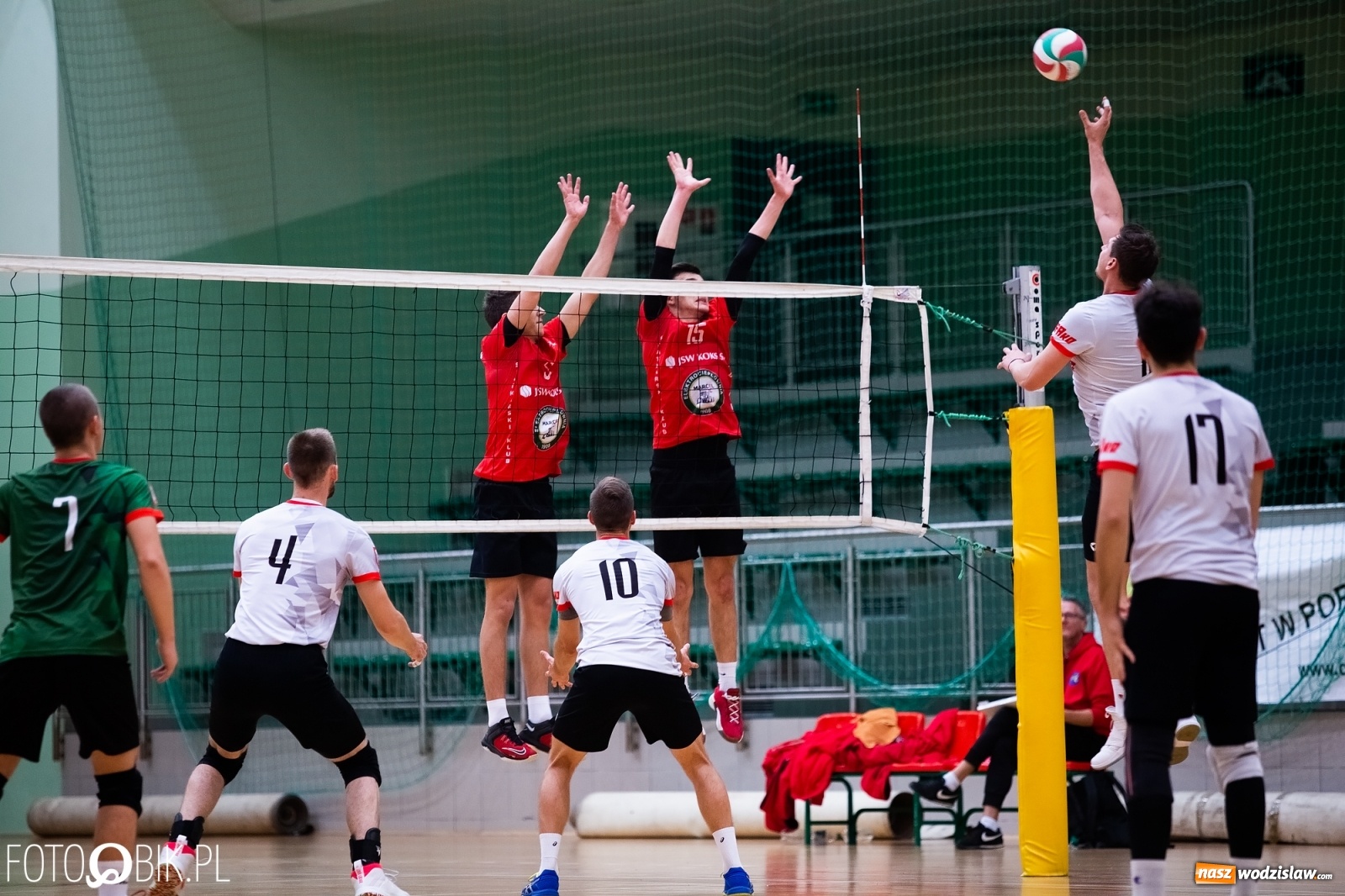 Zdjęcie w galerii na portalu naszwodzislaw.com: Siatkarski rollercoaster w Arenie Rafako. Raciborzanie górą! [FOTO i WIDEO] wiadomości z regionu