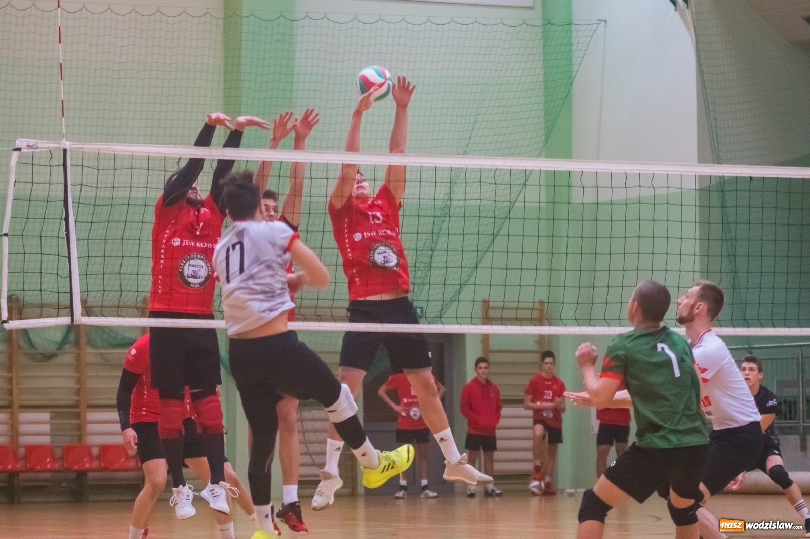 Zdjęcie w galerii na portalu naszwodzislaw.com: Siatkarski rollercoaster w Arenie Rafako. Raciborzanie górą! [FOTO i WIDEO] wiadomości z regionu